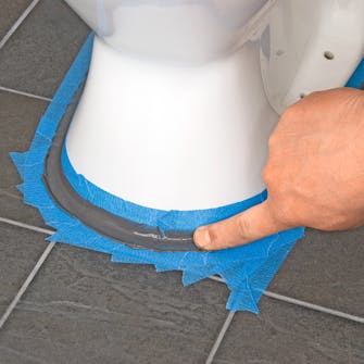 Montering af toilet uden skruer: Limning af toilet Montering af toilet uden skruer: Limning af toilet